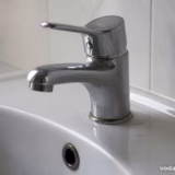 Чому підтікає вода з-під основи змішувача і як усунути
